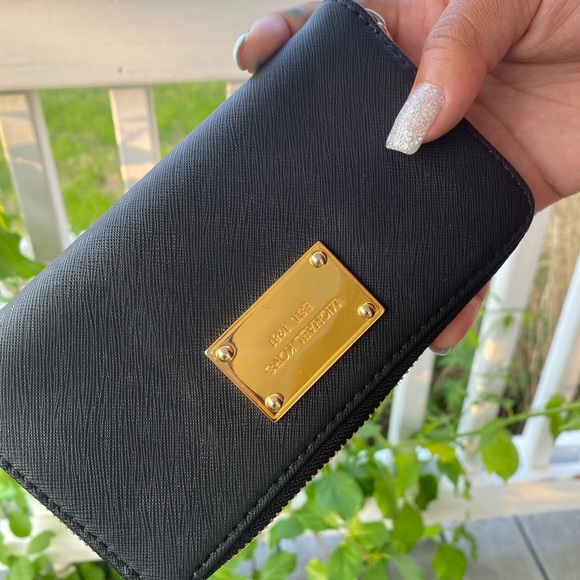 Black Michael Kors wristlet - Picture 4 of 6